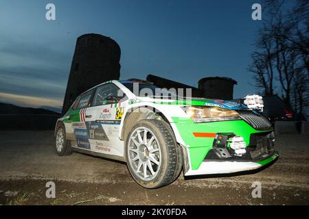 DUGA RESA, KROATIEN – APRIL 23: Benito Guerra aus Mexiko und Daniel Cue aus Spanien treten am dritten Tag der FIA-Weltmeisterschaft Kroatien am 22. April 2022 in Duga Resa, Kroatien, mit ihren Benito Guerra Skoda Fabia R5 gegeneinander an. Foto: Luka Stanzl/PIXSELL Stockfoto