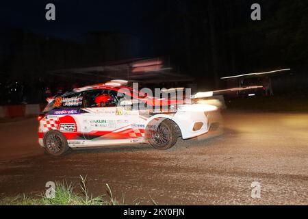 DUGA RESA, KROATIEN – APRIL 23: Zeljko Maglicic von Kroatien und Ivan Poljak von Kroatien treten am dritten Tag der FIA-Weltmeisterschaft Kroatien am 22. April 2022 in Duga Resa, Kroatien, mit ihren Zeljko Maglicic Ford Fiesta an. Foto: Luka Stanzl/PIXSELL Stockfoto