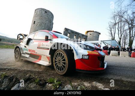 DUGA RESA, KROATIEN – APRIL 23: Elfyn Evans und Scott Martin aus Großbritannien treten am dritten Tag der FIA-Weltmeisterschaft Kroatien am 22. April 2022 in Duga Resa, Kroatien, in Toyota GR Yaris Rally1 gegeneinander an. Foto: Luka Stanzl/PIXSELL Stockfoto