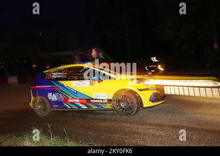 DUGA RESA, KROATIEN – APRIL 23: Jan Pokos aus Kroatien und Toni Klis aus Kroatien treten am dritten Tag der FIA-Weltmeisterschaft Kroatien am 22. April 2022 in Duga Resa, Kroatien, mit ihren Jan Pokos Ford Fiesta gegeneinander an. Foto: Luka Stanzl/PIXSELL Stockfoto