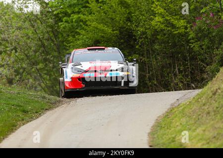 KUMROVEC, KROATIEN - APRIL 24: Esapekka Lappi und Janne Ferm aus Finnland treten am vierten Tag der FIA-Weltmeisterschaft Kroatien am 24. April 2022 in Kumrovec, Kroatien, mit ihren Toyota Gazoo Racing WRT Toyota GR Yaris Rally1 gegeneinander an. Foto: Luka Stanzl/PIXSELL Stockfoto