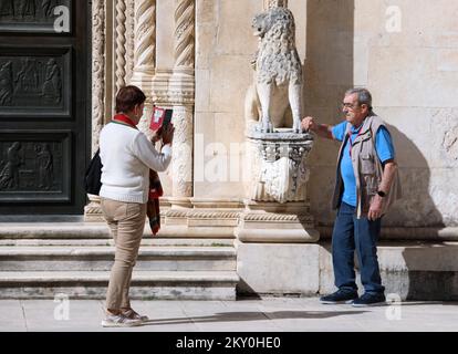 Am 26. April 2022 kommen immer mehr Touristen nach Sibenik, Kroatien. In Sibenik kann man die wachsenden Menschenmassen auf den Straßen aufgrund der Ankunft von Touristen sehen, und das macht das Touristenpersonal sehr glücklich. Foto: Dusko Jaramaz/PIXSELL Stockfoto