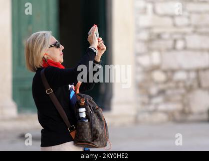 Am 26. April 2022 kommen immer mehr Touristen nach Sibenik, Kroatien. In Sibenik kann man die wachsenden Menschenmassen auf den Straßen aufgrund der Ankunft von Touristen sehen, und das macht das Touristenpersonal sehr glücklich. Foto: Dusko Jaramaz/PIXSELL Stockfoto