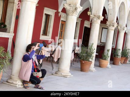 Am 26. April 2022 kommen immer mehr Touristen nach Sibenik, Kroatien. In Sibenik kann man die wachsenden Menschenmassen auf den Straßen aufgrund der Ankunft von Touristen sehen, und das macht das Touristenpersonal sehr glücklich. Foto: Dusko Jaramaz/PIXSELL Stockfoto