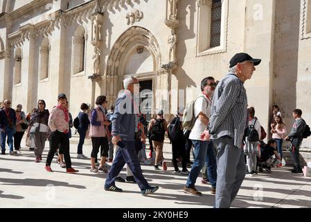 Am 26. April 2022 kommen immer mehr Touristen nach Sibenik, Kroatien. In Sibenik kann man die wachsenden Menschenmassen auf den Straßen aufgrund der Ankunft von Touristen sehen, und das macht das Touristenpersonal sehr glücklich. Foto: Dusko Jaramaz/PIXSELL Stockfoto