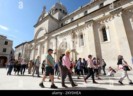 Am 26. April 2022 kommen immer mehr Touristen nach Sibenik, Kroatien. In Sibenik kann man die wachsenden Menschenmassen auf den Straßen aufgrund der Ankunft von Touristen sehen, und das macht das Touristenpersonal sehr glücklich. Foto: Dusko Jaramaz/PIXSELL Stockfoto