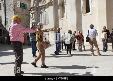 Am 26. April 2022 kommen immer mehr Touristen nach Sibenik, Kroatien. In Sibenik kann man die wachsenden Menschenmassen auf den Straßen aufgrund der Ankunft von Touristen sehen, und das macht das Touristenpersonal sehr glücklich. Foto: Dusko Jaramaz/PIXSELL Stockfoto