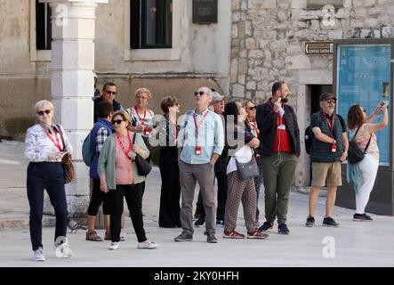 Am 26. April 2022 kommen immer mehr Touristen nach Sibenik, Kroatien. In Sibenik kann man die wachsenden Menschenmassen auf den Straßen aufgrund der Ankunft von Touristen sehen, und das macht das Touristenpersonal sehr glücklich. Foto: Dusko Jaramaz/PIXSELL Stockfoto