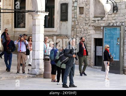 Am 26. April 2022 kommen immer mehr Touristen nach Sibenik, Kroatien. In Sibenik kann man die wachsenden Menschenmassen auf den Straßen aufgrund der Ankunft von Touristen sehen, und das macht das Touristenpersonal sehr glücklich. Foto: Dusko Jaramaz/PIXSELL Stockfoto