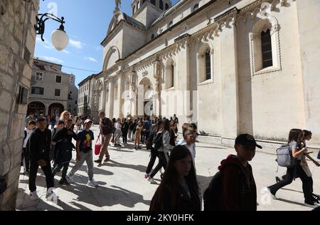 Am 26. April 2022 kommen immer mehr Touristen nach Sibenik, Kroatien. In Sibenik kann man die wachsenden Menschenmassen auf den Straßen aufgrund der Ankunft von Touristen sehen, und das macht das Touristenpersonal sehr glücklich. Foto: Dusko Jaramaz/PIXSELL Stockfoto