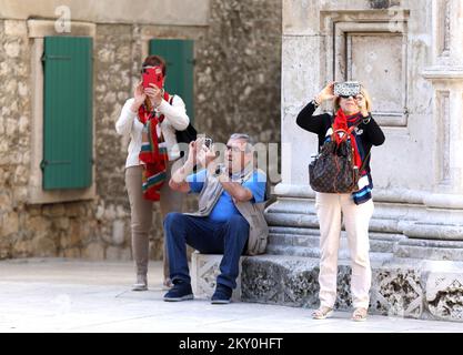 Am 26. April 2022 kommen immer mehr Touristen nach Sibenik, Kroatien. In Sibenik kann man die wachsenden Menschenmassen auf den Straßen aufgrund der Ankunft von Touristen sehen, und das macht das Touristenpersonal sehr glücklich. Foto: Dusko Jaramaz/PIXSELL Stockfoto