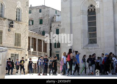 Am 26. April 2022 kommen immer mehr Touristen nach Sibenik, Kroatien. In Sibenik kann man die wachsenden Menschenmassen auf den Straßen aufgrund der Ankunft von Touristen sehen, und das macht das Touristenpersonal sehr glücklich. Foto: Dusko Jaramaz/PIXSELL Stockfoto