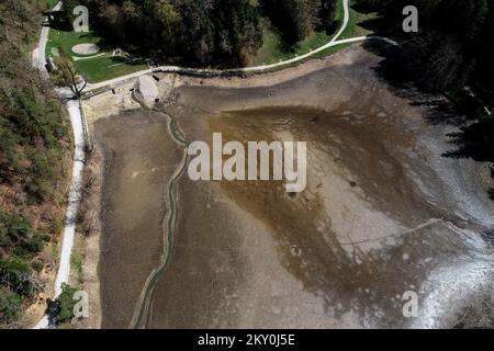 Ein blick auf das schloss Trakoscan und den getrockneten künstlichen See am Trakoscan bei Krapina, Kroatien, am 12. April 2022. â € â € 17 Acres See wird aufgrund der Instandhaltung und Schlammbeseitigung geleert. Foto: Luka Stanzl/PIXSELL Stockfoto