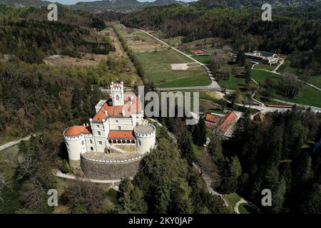 Ein blick auf das schloss Trakoscan und den getrockneten künstlichen See am Trakoscan bei Krapina, Kroatien, am 12. April 2022. â € â € 17 Acres See wird aufgrund der Instandhaltung und Schlammbeseitigung geleert. Foto: Luka Stanzl/PIXSELL Stockfoto