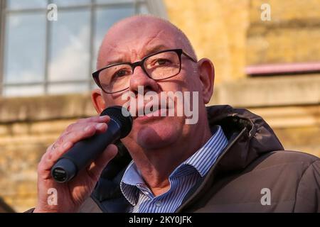 London, Großbritannien. 30.. November 2022. Dave ward, CWU-Generalsekretär, spricht bei der University and College Rally vor der Londoner King's Cross Station. Mehr als 70.000 Hochschulmitarbeiter an 150 Universitäten nehmen diesen Monat an einer Arbeitskampagne über Renten, Bezahlung und Arbeitsbedingungen Teil und machen sie zum größten nationalen Streik in der Geschichte der Hochschulbildung. (Foto: Steve Taylor/SOPA Images/Sipa USA) Guthaben: SIPA USA/Alamy Live News Stockfoto