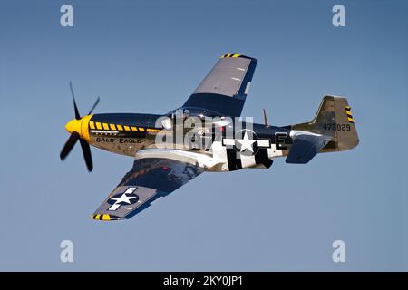 Ein nordamerikanischer P-51D Mustang während einer Flugvorführung auf der 2017 Airshow London (Ontario, Kanada). Stockfoto