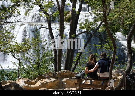 Am 1.. Mai 2022 genossen die Bürger die wunderschöne Natur des Krka-Nationalparks. Der Krka-Nationalpark ist ein weitläufiges und in erster Linie unverändertes Gebiet von außergewöhnlichem Naturwert, das ein oder mehrere erhaltene oder unwesentlich veränderte Ökosysteme umfasst. Die beliebteste Attraktion des Parks sind seine herrlichen Wasserfälle, einschließlich der berühmten Skradinski Buk-Fälle, die eine der berühmtesten Sehenswürdigkeiten Kroatiens sind. Hrvoje Jelavic/PIXSELL Stockfoto