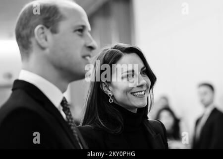 DER Prinz und die Prinzessin von Wales WURDEN IN SCHWARZ UND WEISS UMGEWANDELT und treffen am Logan International Airport in Boston, Massachusetts, ein, um an der zweiten jährlichen Preisverleihung der Earthshot Awards teilzunehmen. Bilddatum: Mittwoch, 30. November 2022. Stockfoto