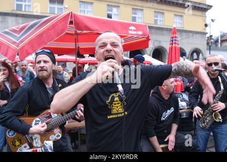 Die beliebteste Band von Bisnia und Herzegowina, Dubioza Koletiv, tritt am May7. 2022 während ihres Pop-up-Konzerts auf dem Dolac Market in Zagreb, Kroatien, auf. Foto: Bruno Fantulin/PIXSELL Stockfoto