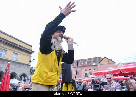 Die beliebteste Band von Bisnia und Herzegowina, Dubioza Koletiv, tritt am May7. 2022 während ihres Pop-up-Konzerts auf dem Dolac Market in Zagreb, Kroatien, auf. Foto: Bruno Fantulin/PIXSELL Stockfoto