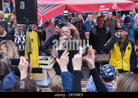 Die beliebteste Band von Bisnia und Herzegowina, Dubioza Koletiv, tritt am May7. 2022 während ihres Pop-up-Konzerts auf dem Dolac Market in Zagreb, Kroatien, auf. Foto: Bruno Fantulin/PIXSELL Stockfoto