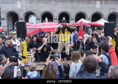 Die beliebteste Band von Bisnia und Herzegowina, Dubioza Koletiv, tritt am May7. 2022 während ihres Pop-up-Konzerts auf dem Dolac Market in Zagreb, Kroatien, auf. Foto: Bruno Fantulin/PIXSELL Stockfoto