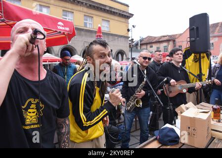 Die beliebteste Band von Bisnia und Herzegowina, Dubioza Koletiv, tritt am May7. 2022 während ihres Pop-up-Konzerts auf dem Dolac Market in Zagreb, Kroatien, auf. Foto: Bruno Fantulin/PIXSELL Stockfoto