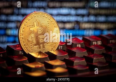 Physische Bitcoin-Replikate werden auf einer Computertastatur angezeigt. Foto: Davor Puklavec/PIXSELL Stockfoto