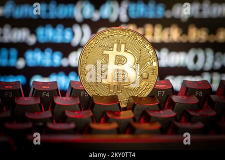 Physische Bitcoin-Replikate werden auf einer Computertastatur angezeigt. Foto: Davor Puklavec/PIXSELL Stockfoto