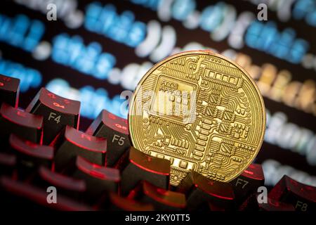 Physische Bitcoin-Replikate werden auf einer Computertastatur angezeigt. Foto: Davor Puklavec/PIXSELL Stockfoto