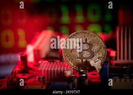 Physische Bitcoin-Replikate werden auf einem Computer-Motherboard angezeigt, wenn Rauch austritt. Foto: Davor Puklavec/PIXSELL Stockfoto