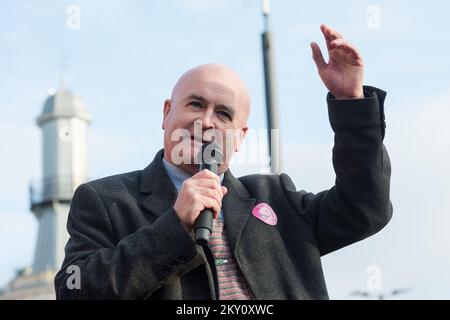 London, Großbritannien. 30.. November 2022. Mick Lynch, Generalsekretär der National Union of Rail, Maritime and Transport Workers (RMT), spricht am dritten Tag des landesweiten Streiks in London bei einer Kundgebung von Hochschulmitarbeitern und Unterstützern vor dem Bahnhof King's Cross. Mehr als 70.000 Mitarbeiter an 150 britischen Universitäten gingen für den dritten Tag des von der University and College Union (UCU) eingeleiteten Arbeitskampfes über Renten, Gehälter und Arbeitsbedingungen hinaus und machten es zur größten Streikaktion in der Geschichte der Hochschulbildung. Kredit: Wiktor Szymanowicz/Alamy Live News Stockfoto
