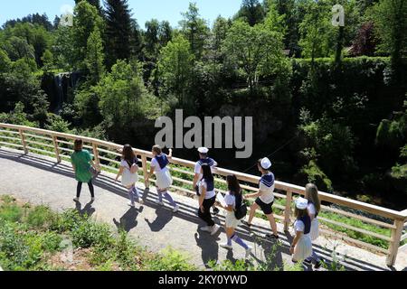 Touristen genießen den Fluss Slunjcica im Dorf Rastoke in der Nähe von Slunj, Kroatien, am 19. Mai 2022. In Rastoke teilt sich der Slunjcica River in mehrere Flusszweige, die über Kaskaden und kleine Wasserfälle in den Fluss Korana fließen. Foto: Kristina Stedul Fabac/PIXSELL Stockfoto