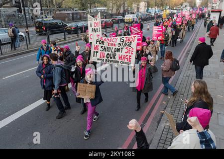 London, Großbritannien. 30.. November 2022. Hochschulmitarbeiter, Studenten und Gewerkschaftsvertreter marschieren am dritten Tag des landesweiten Streiks nach London. Mehr als 70.000 Mitarbeiter an 150 britischen Universitäten gingen für den dritten Tag des von der University and College Union (UCU) eingeleiteten Arbeitskampfes über Renten, Gehälter und Arbeitsbedingungen hinaus und machten es zur größten Streikaktion in der Geschichte der Hochschulbildung. Kredit: Wiktor Szymanowicz/Alamy Live News Stockfoto