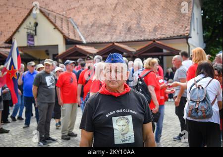 Das Foto zeigt die Anhänger von Josip Broz Tito vor seinem Geburtsort in Kumrovec, Kroatien am 21. Mai 2022. Die Vereinigung der Gesellschaften „Josip Broz Tito“ von Kroatien feiert den Jugendtag und seit dem Morgen treffen sich Besucher in Kumrovec. Der Jugendtag wurde an diesem Tag im ehemaligen Jugoslawien gefeiert, anlässlich des Geburtstages des Präsidenten und Marschalls der Sozialistischen Bundesrepublik Jugoslawien (SFRY) Josip Broz Tito. Foto: Josip Regovic/PIXSELL Stockfoto