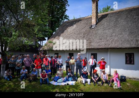 Das Foto zeigt die Anhänger von Josip Broz Tito vor seinem Geburtsort in Kumrovec, Kroatien am 21. Mai 2022. Die Vereinigung der Gesellschaften „Josip Broz Tito“ von Kroatien feiert den Jugendtag und seit dem Morgen treffen sich Besucher in Kumrovec. Der Jugendtag wurde an diesem Tag im ehemaligen Jugoslawien gefeiert, anlässlich des Geburtstages des Präsidenten und Marschalls der Sozialistischen Bundesrepublik Jugoslawien (SFRY) Josip Broz Tito. Foto: Josip Regovic/PIXSELL Stockfoto