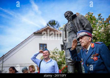 Das Foto zeigt die Anhänger von Josip Broz Tito vor seinem Geburtsort in Kumrovec, Kroatien am 21. Mai 2022. Die Vereinigung der Gesellschaften „Josip Broz Tito“ von Kroatien feiert den Jugendtag und seit dem Morgen treffen sich Besucher in Kumrovec. Der Jugendtag wurde an diesem Tag im ehemaligen Jugoslawien gefeiert, anlässlich des Geburtstages des Präsidenten und Marschalls der Sozialistischen Bundesrepublik Jugoslawien (SFRY) Josip Broz Tito. Foto: Josip Regovic/PIXSELL Stockfoto