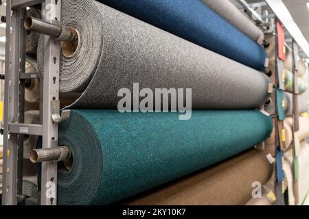 Teppichrollen zum Verkauf in einem Geschäft Stockfoto