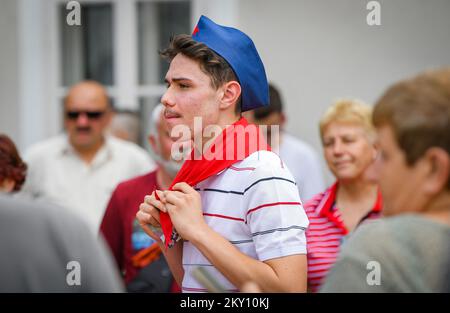 Das Foto zeigt die Anhänger von Josip Broz Tito vor seinem Geburtsort in Kumrovec, Kroatien am 21. Mai 2022. Die Vereinigung der Gesellschaften „Josip Broz Tito“ von Kroatien feiert den Jugendtag und seit dem Morgen treffen sich Besucher in Kumrovec. Der Jugendtag wurde an diesem Tag im ehemaligen Jugoslawien gefeiert, anlässlich des Geburtstages des Präsidenten und Marschalls der Sozialistischen Bundesrepublik Jugoslawien (SFRY) Josip Broz Tito. Foto: Josip Regovic/PIXSELL Stockfoto