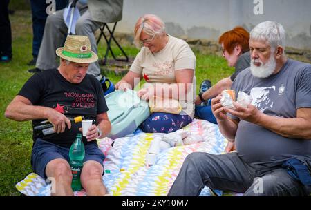 Das Foto zeigt die Anhänger von Josip Broz Tito vor seinem Geburtsort in Kumrovec, Kroatien am 21. Mai 2022. Die Vereinigung der Gesellschaften „Josip Broz Tito“ von Kroatien feiert den Jugendtag und seit dem Morgen treffen sich Besucher in Kumrovec. Der Jugendtag wurde an diesem Tag im ehemaligen Jugoslawien gefeiert, anlässlich des Geburtstages des Präsidenten und Marschalls der Sozialistischen Bundesrepublik Jugoslawien (SFRY) Josip Broz Tito. Foto: Josip Regovic/PIXSELL Stockfoto