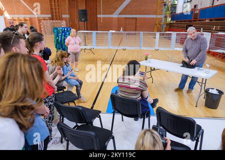 Katzenbesitzer zusammen mit ihren Haustieren auf der International Cat Show, die am 21. Mai 2022 in der Sporthalle Martinovka in Zagreb, Kroatien, stattfindet. Die vom Felis Croatia Cat Club (KMFC) organisierte Internationale Cat Show, derzeit der größte felinologische Club in Kroatien in Bezug auf die Anzahl aktiver Züchter von Katzenrassen, findet am Wochenende des 21. Und 22. Mai in der Martinovka Sports Hall in FER statt. KMFC ist Mitglied der World Feline Association, World Cat Federation (WCF). Foto: Tomislav Miletic/PIXSELL Stockfoto