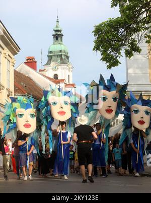 Bürger versammelten sich auf den Straßen, um an einer Marionettenparade im Rahmen des internationalen Marionettenfestivals „Input Fest“ am 24. Mai 2022 in Karlovac, Kroatien, teilzunehmen. Der erste Tag des Input Fest begann mit einer Marionettenparade, und in den folgenden Tagen wird ein Wettkampfprogramm von Maribor, Rijeka, Split, Osijek und Zadar abgehalten. Das Input Fest findet vom 24. Bis 29. Mai statt. Foto: Kristina Stedul Fabac/PIXSELL Stockfoto