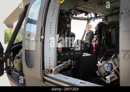 Flug mit dem neuen UH-60m Black Hawk Helicopter, den die Vereinigten Staaten der Republik Kroatien in Zagreb am 25. Mai 2022 gespendet haben. Die Hubschrauber werden in erster Linie für den Transport von Personen und Ausrüstung eingesetzt. Sie können bis zu 11 Passagiere und zwei technische Piloten befördern. Sie können eine Geschwindigkeit von bis zu 360 km/h entwickeln, ihre Deckenhöhe beträgt sechs Kilometer und die maximale Flugstrecke 511 Kilometer. Foto: Emica Elvedji/PIXSELL Stockfoto