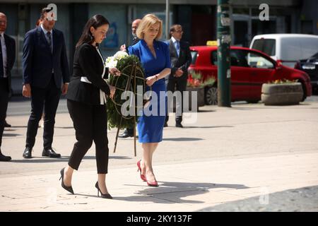 Benjamina Karic Bürgermeisterin von Sarajevo und Elizabeth Truss britische Staatssekretärin für Auswärtige Angelegenheiten, Commonwealth- und Entwicklungsangelegenheiten und Ministerin für Frauen und Gleichstellungsfragen werden am 26. Mai 2022 im Sarajevo Memorial for Children Kilted during Siege in Sarajevo, Bosnien und Herzegowina, gesehen. Foto: Armin Durgut/PIXSELL Stockfoto