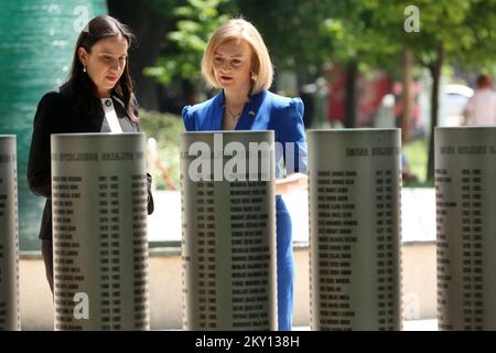 Benjamina Karic Bürgermeisterin von Sarajevo und Elizabeth Truss britische Staatssekretärin für Auswärtige Angelegenheiten, Commonwealth- und Entwicklungsangelegenheiten und Ministerin für Frauen und Gleichstellungsfragen werden am 26. Mai 2022 im Sarajevo Memorial for Children Kilted during Siege in Sarajevo, Bosnien und Herzegowina, gesehen. Foto: Armin Durgut/PIXSELL Stockfoto