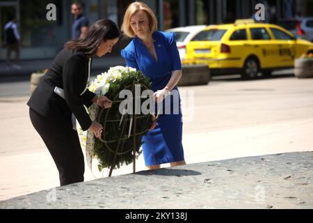 Benjamina Karic Bürgermeisterin von Sarajevo und Elizabeth Truss britische Staatssekretärin für Auswärtige Angelegenheiten, Commonwealth- und Entwicklungsangelegenheiten und Ministerin für Frauen und Gleichstellungsfragen werden am 26. Mai 2022 im Sarajevo Memorial for Children Kilted during Siege in Sarajevo, Bosnien und Herzegowina, gesehen. Foto: Armin Durgut/PIXSELL Stockfoto