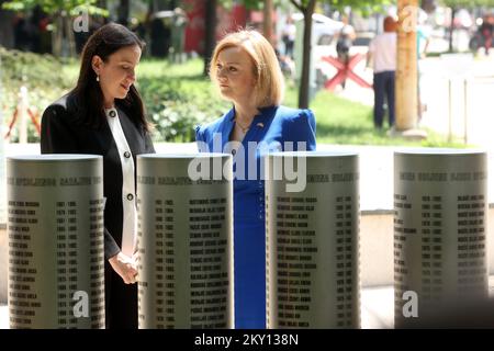 Benjamina Karic Bürgermeisterin von Sarajevo und Elizabeth Truss britische Staatssekretärin für Auswärtige Angelegenheiten, Commonwealth- und Entwicklungsangelegenheiten und Ministerin für Frauen und Gleichstellungsfragen werden am 26. Mai 2022 im Sarajevo Memorial for Children Kilted during Siege in Sarajevo, Bosnien und Herzegowina, gesehen. Foto: Armin Durgut/PIXSELL Stockfoto