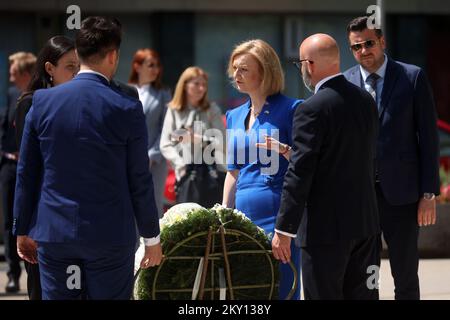 Benjamina Karic Bürgermeisterin von Sarajevo und Elizabeth Truss britische Staatssekretärin für Auswärtige Angelegenheiten, Commonwealth- und Entwicklungsangelegenheiten und Ministerin für Frauen und Gleichstellungsfragen werden am 26. Mai 2022 im Sarajevo Memorial for Children Kilted during Siege in Sarajevo, Bosnien und Herzegowina, gesehen. Foto: Armin Durgut/PIXSELL Stockfoto