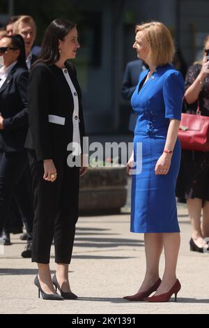 Benjamina Karic Bürgermeisterin von Sarajevo und Elizabeth Truss britische Staatssekretärin für Auswärtige Angelegenheiten, Commonwealth- und Entwicklungsangelegenheiten und Ministerin für Frauen und Gleichstellungsfragen werden am 26. Mai 2022 im Sarajevo Memorial for Children Kilted during Siege in Sarajevo, Bosnien und Herzegowina, gesehen. Foto: Armin Durgut/PIXSELL Stockfoto