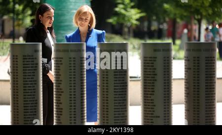 Benjamina Karic Bürgermeisterin von Sarajevo und Elizabeth Truss britische Staatssekretärin für Auswärtige Angelegenheiten, Commonwealth- und Entwicklungsangelegenheiten und Ministerin für Frauen und Gleichstellungsfragen werden am 26. Mai 2022 im Sarajevo Memorial for Children Kilted during Siege in Sarajevo, Bosnien und Herzegowina, gesehen. Foto: Armin Durgut/PIXSELL Stockfoto